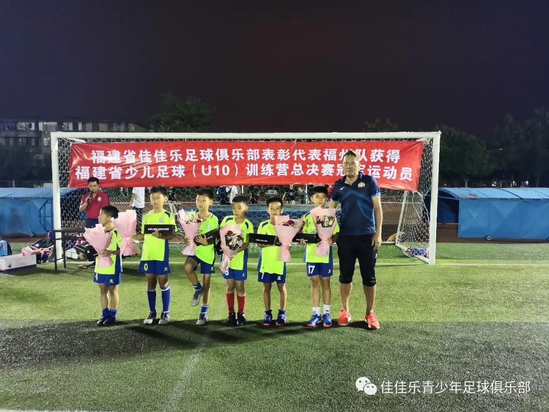 足球职业俱乐部选拔优秀球员，青训计划展开