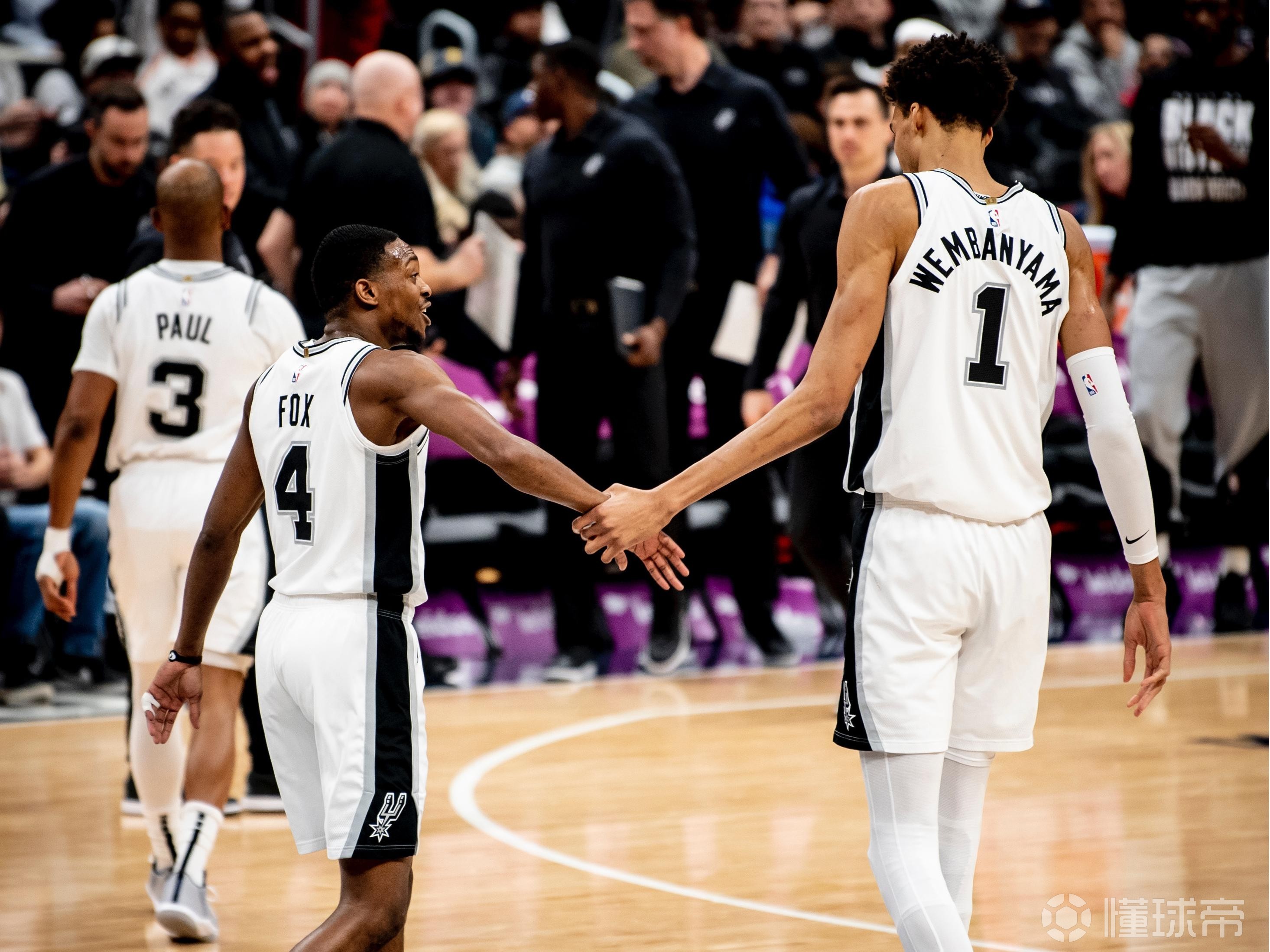 马刺横扫独行侠，德罗赞带队取胜