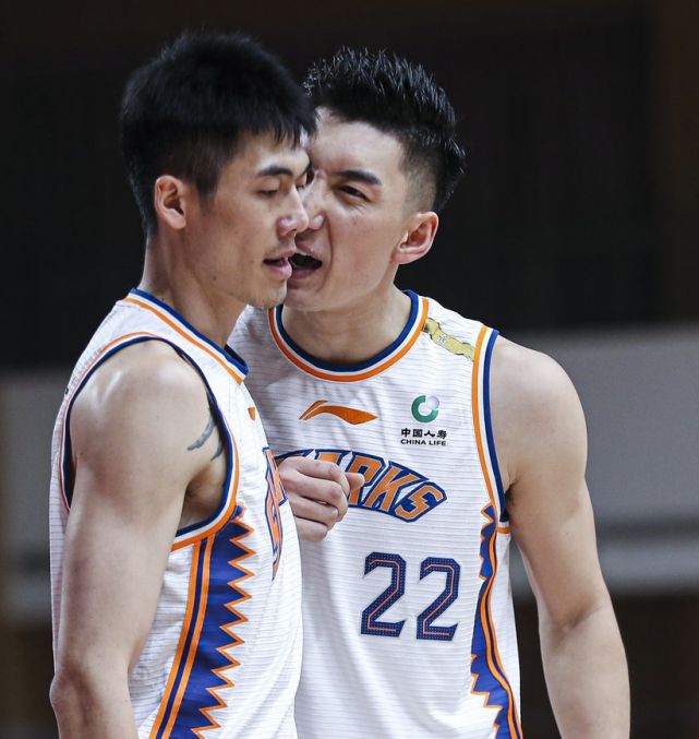 双方攻守交替,比赛前景莫测,看谁能突破对方防线 双方攻守交替,比赛前景莫测,看谁能突破对方防线