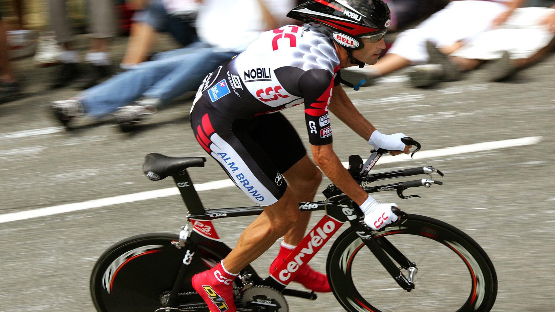 劳塔罗一剑封喉展巨星本色,西班牙传控风暴完胜威尔士